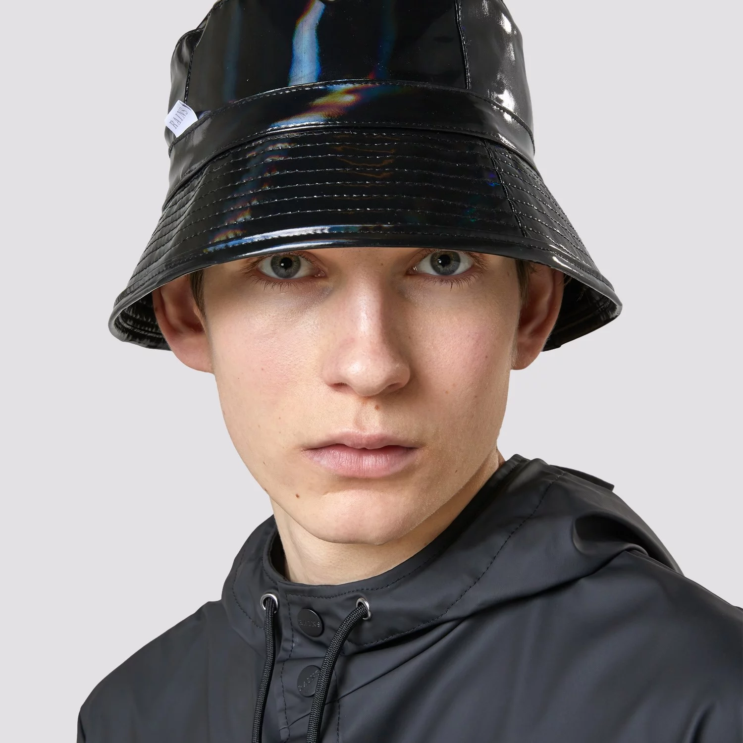 Klobouk Rains Bucket Hat Holographic Black 2001 25 (S1 - XS/S-S/M) (Black)
